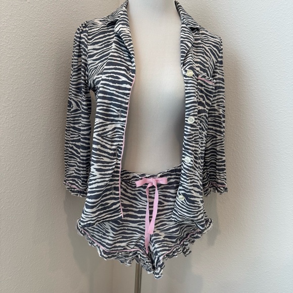 Super soft and cute Victoria’s Secret zebra print shorts PJ outfit XS - Picture 2 of 9